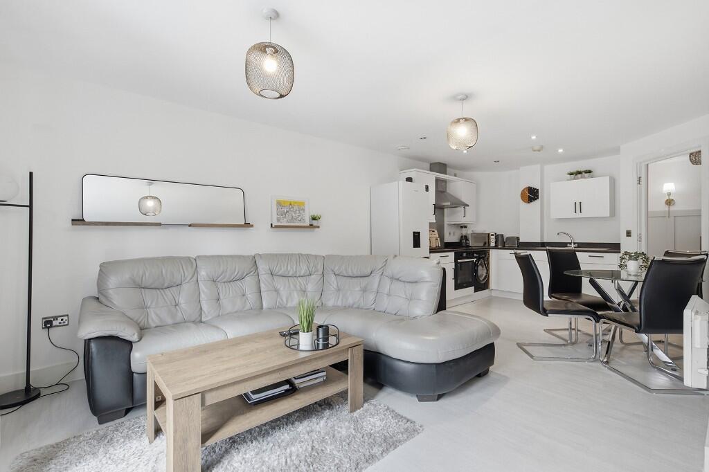 Apartment in Wakefield, Pinders Heath - View 2