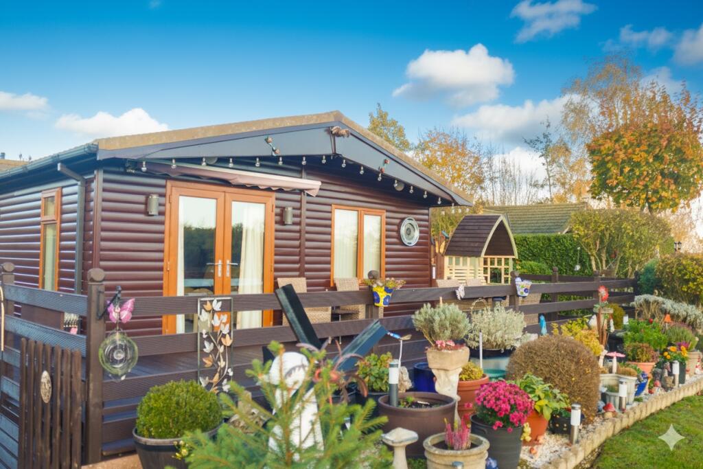 2-bed caravan on Lakeside, Orchard Park, Station Road, Hubberts Bridge, Boston, PE20, £125,000