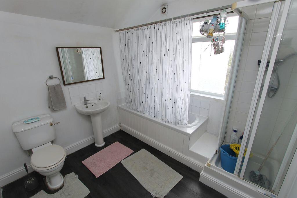 House in Kettering, Leisure Village - More