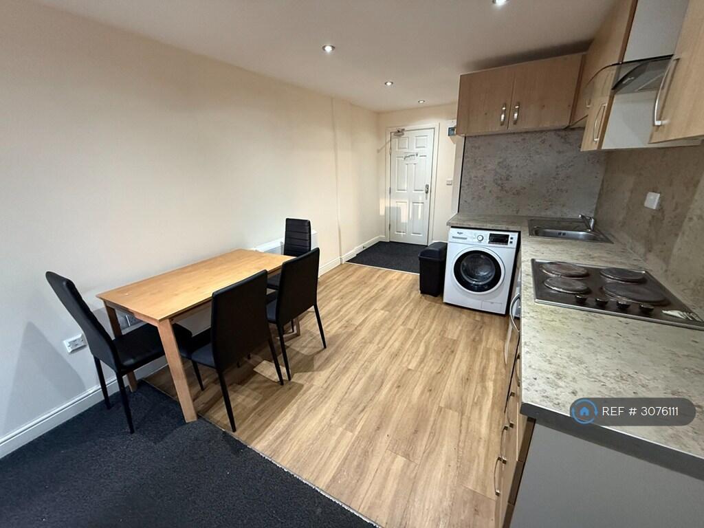 Apartment in Doncaster, City Centre, Hyde Park - View 4