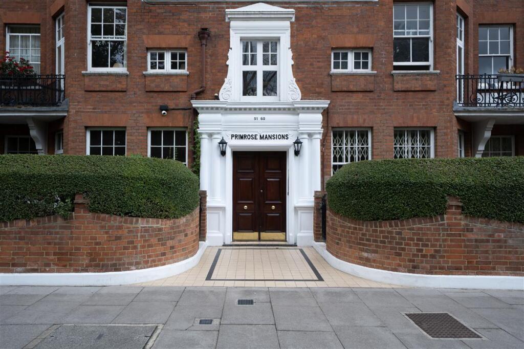 Studio flat on Prince of Wales Drive, SW11, £375,000