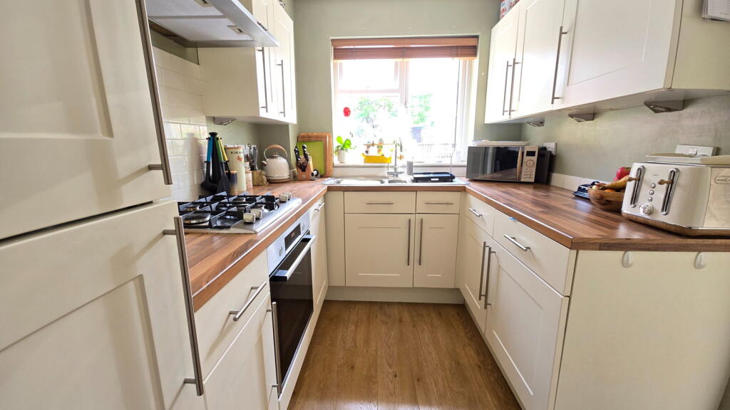Sagecroft Road, Thatcham, RG18 3AX photo 4