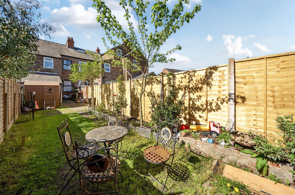 Sinderland Road, Broadheath, Altrincham – další