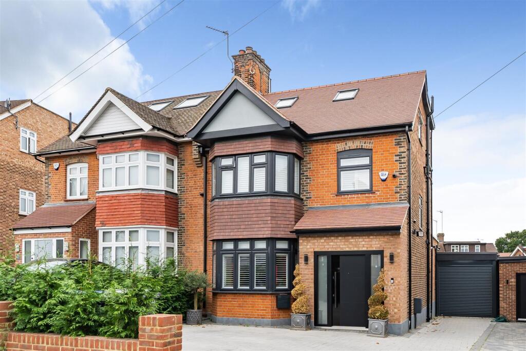 Main image of property: Cissbury Ring North, Woodside Park