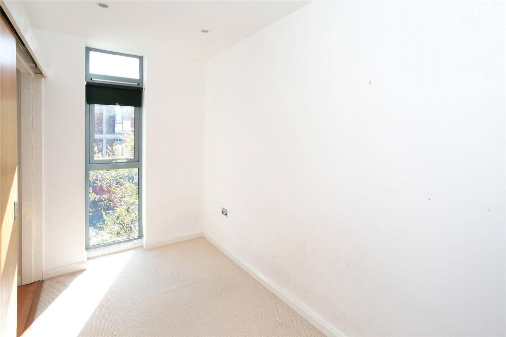 Apartment in Watford, Hertfordshire - More
