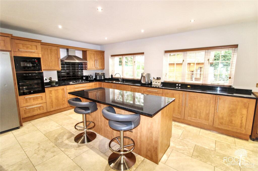 House in Thatcham, West Berkshire - More