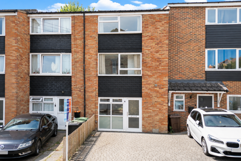 Modern family home in excellent condition with no chain ME16 8DL