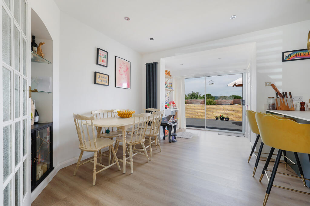 Prince Albert Square, Redhill, Surrey, RH1 - View 3