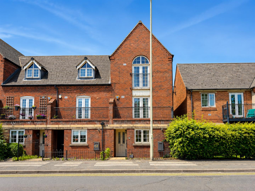 4-bed house on Evershed Way, Burton-On-Trent, £200,000