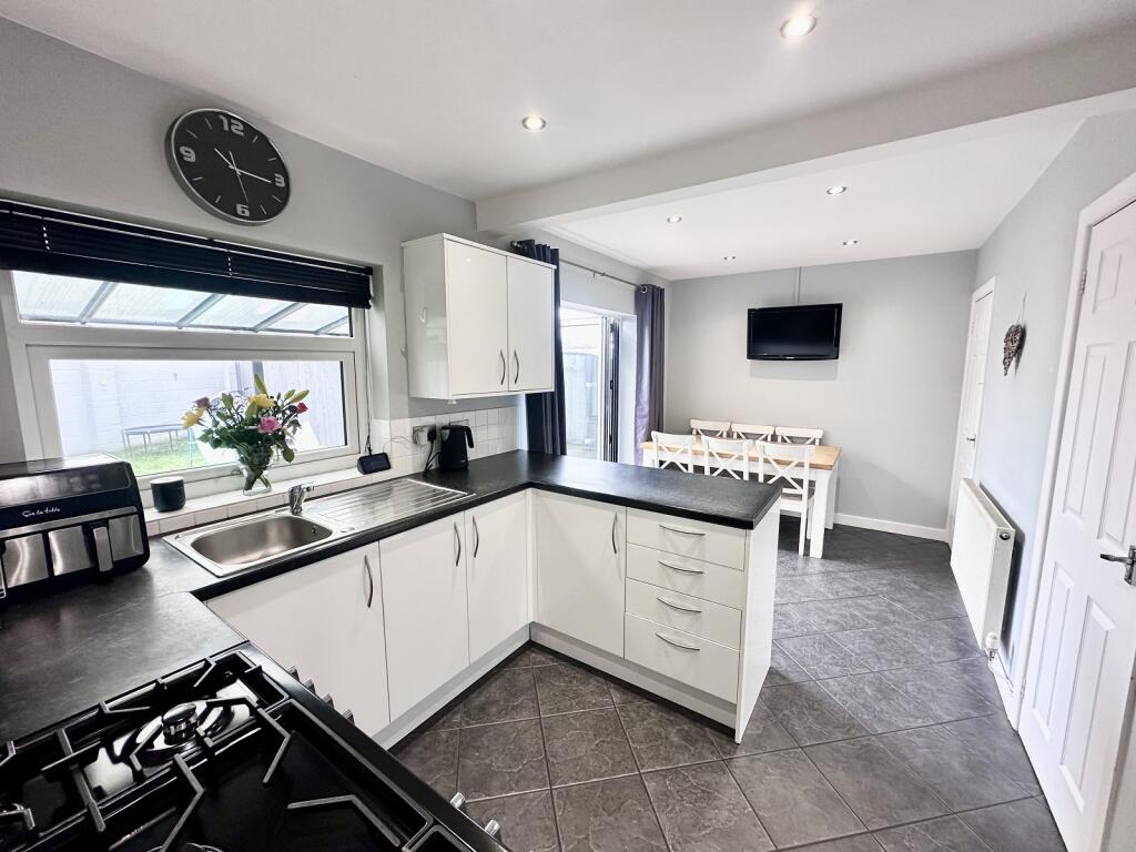 Fitzwalter Road, Caldicot, Mon. NP26 5DA photo 3
