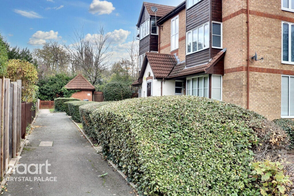 Studio flat on Orchard Grove, LONDON, £200,000