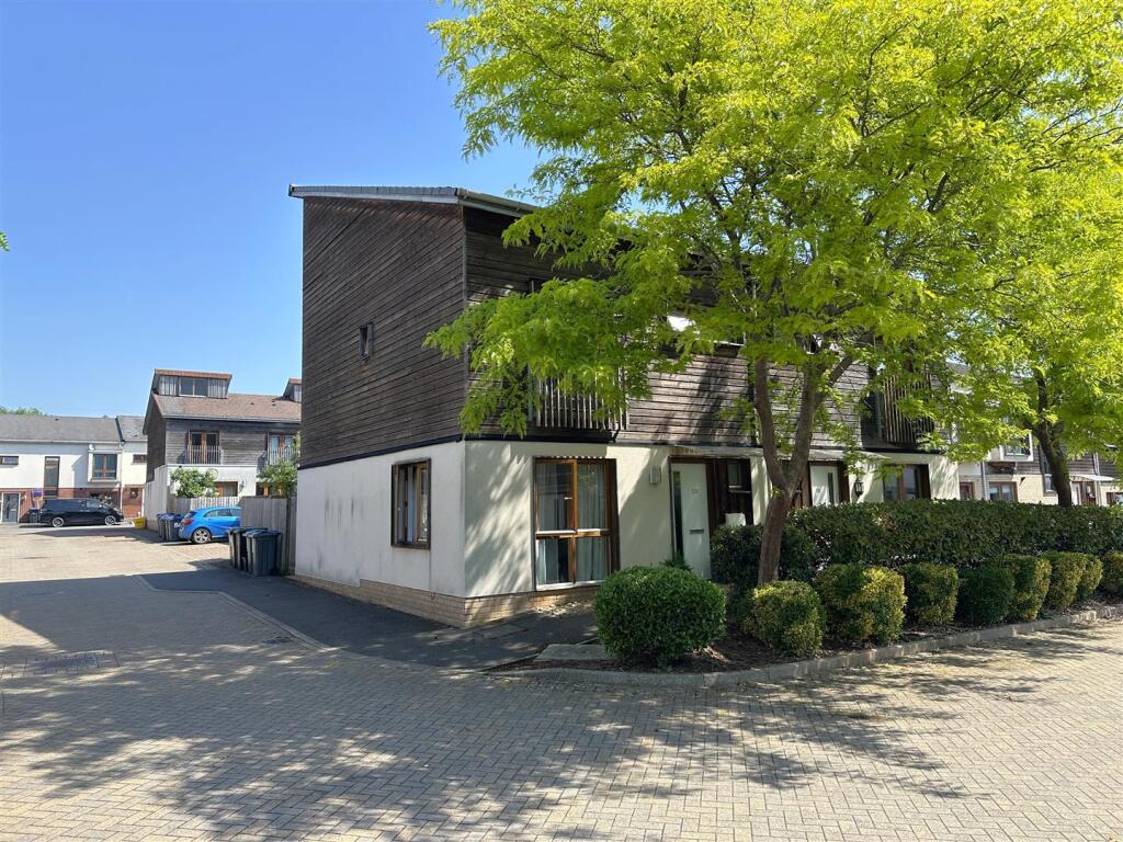 3-bed semi-detached on Great Mead, Chippenham, £310,000