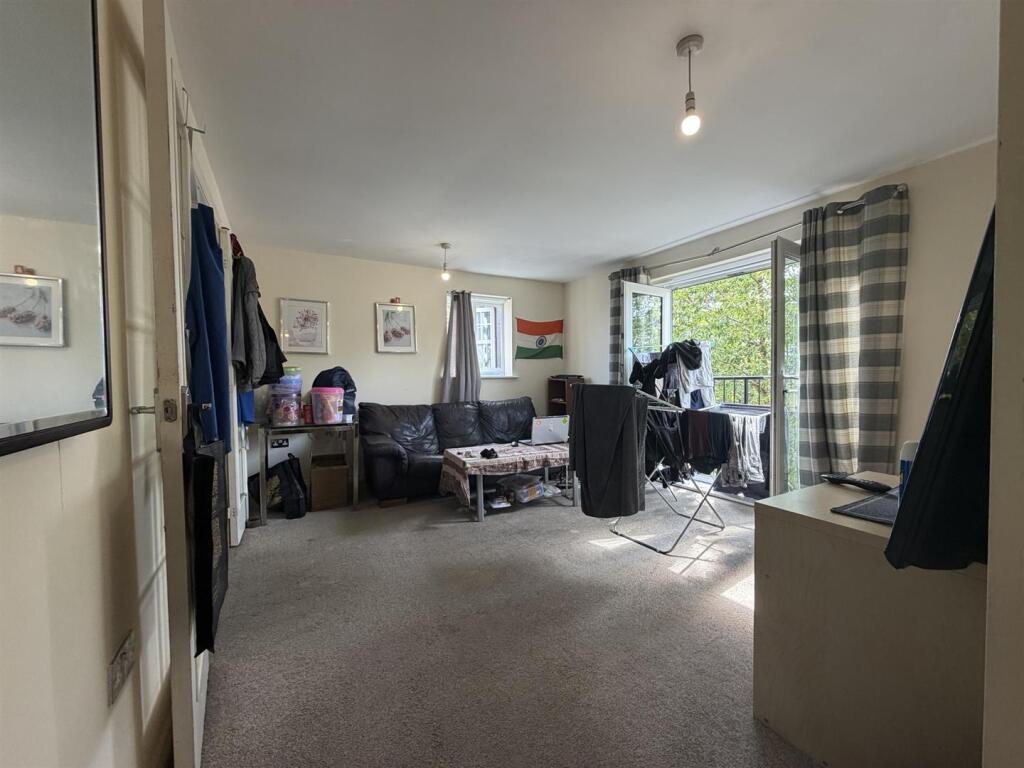 Apartment in Trafford, Old Trafford - View 3