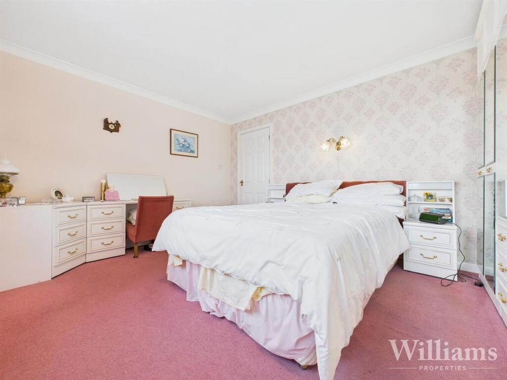 House in Aylesbury, Bedgrove - More