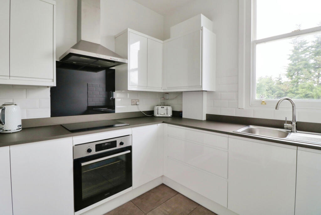 Apartment in Southend-on-Sea - View 3