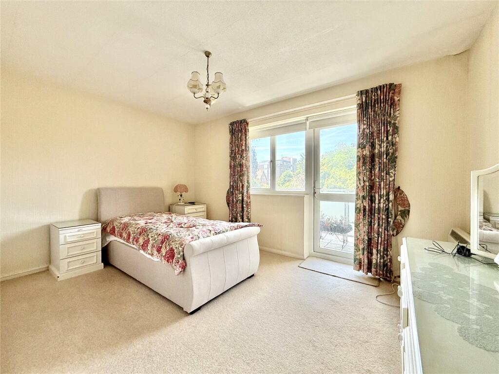 Apartment in Eastbourne, East Sussex - More