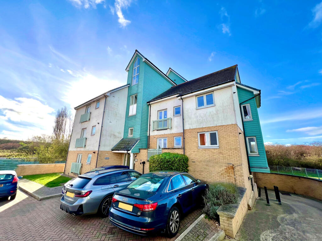 1-bed flat on Phalarope Way, St. Marys Island, Chatham, ME4, £180,000