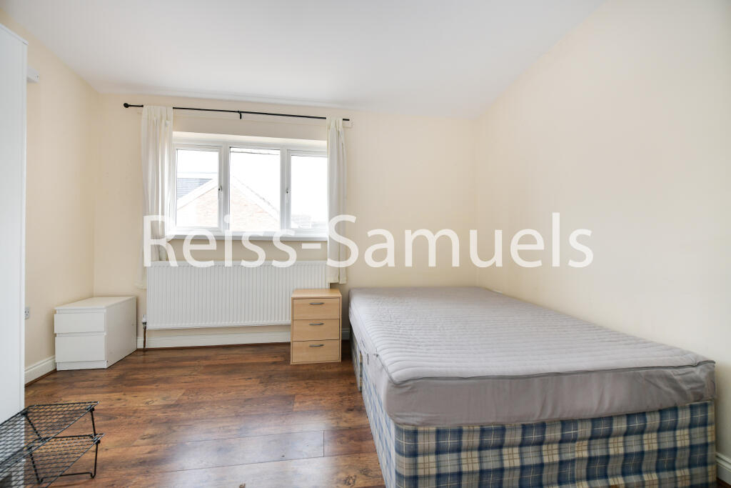 6 bedroom semi-detached house for rent