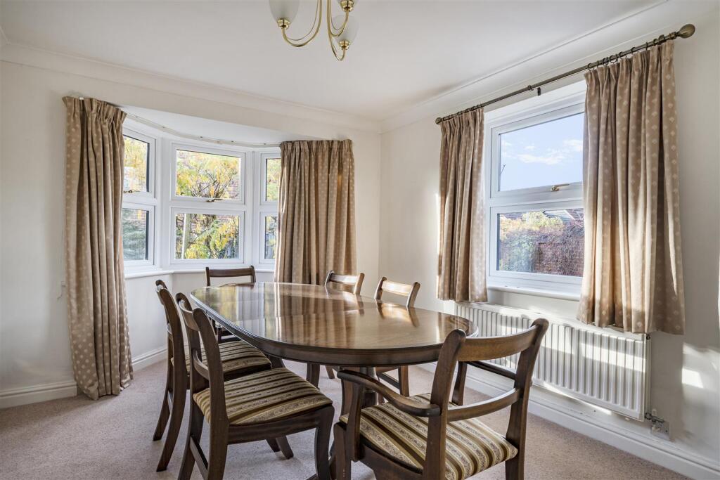 Cedar Close, Worton, Devizes photo 3