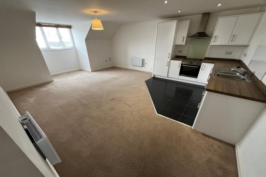 Apartment in Eastleigh, Peverells Wood, Chandler's Ford - View 2