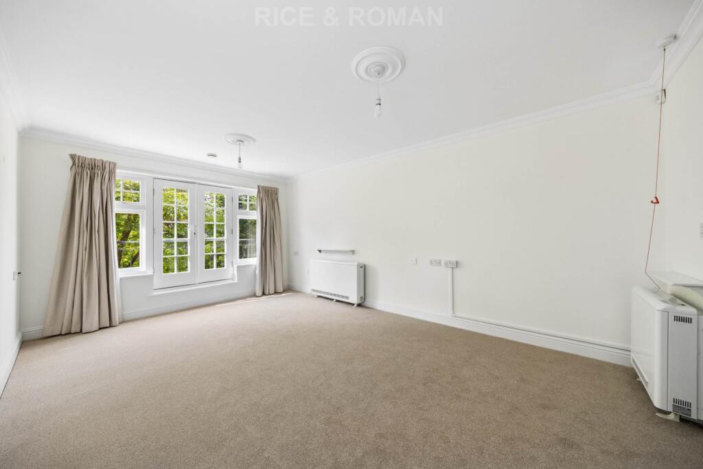 Apartment in Mole Valley, Leatherhead - More