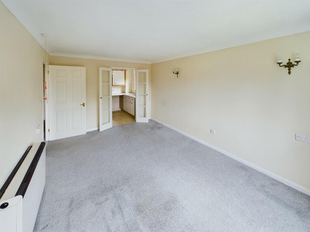 Farnham Close, London, N20 photo 4