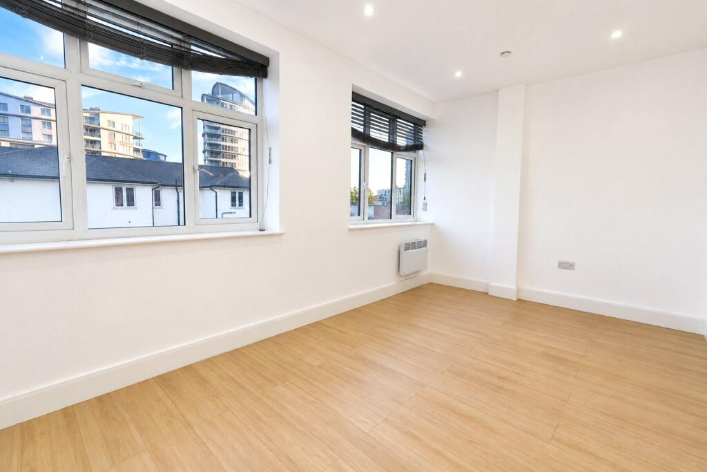 Apartment in Woking, Westfield - View 5