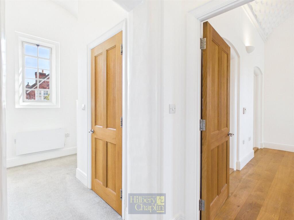 Apartment in Brentwood, Essex - More