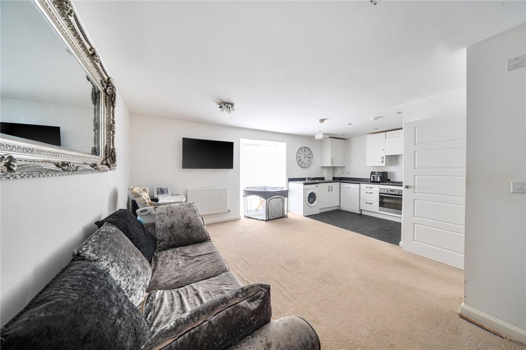 Apartment in Dunstable, Central Bedfordshire - View 5