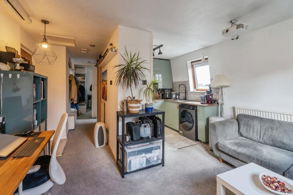 Apartment in Brentwood, Essex - View 5