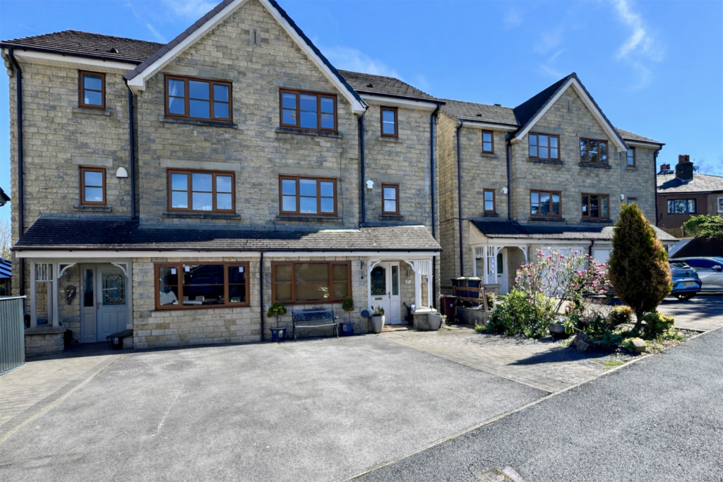 Main image of property: Valemount, Hadfield, Glossop