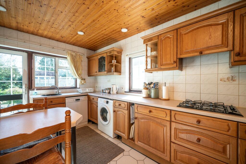The Crescent, Caddington, LU1 photo 4