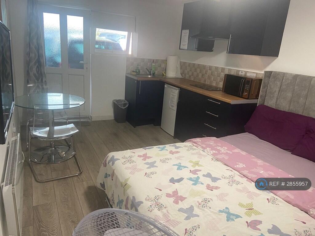Studio flat for rent