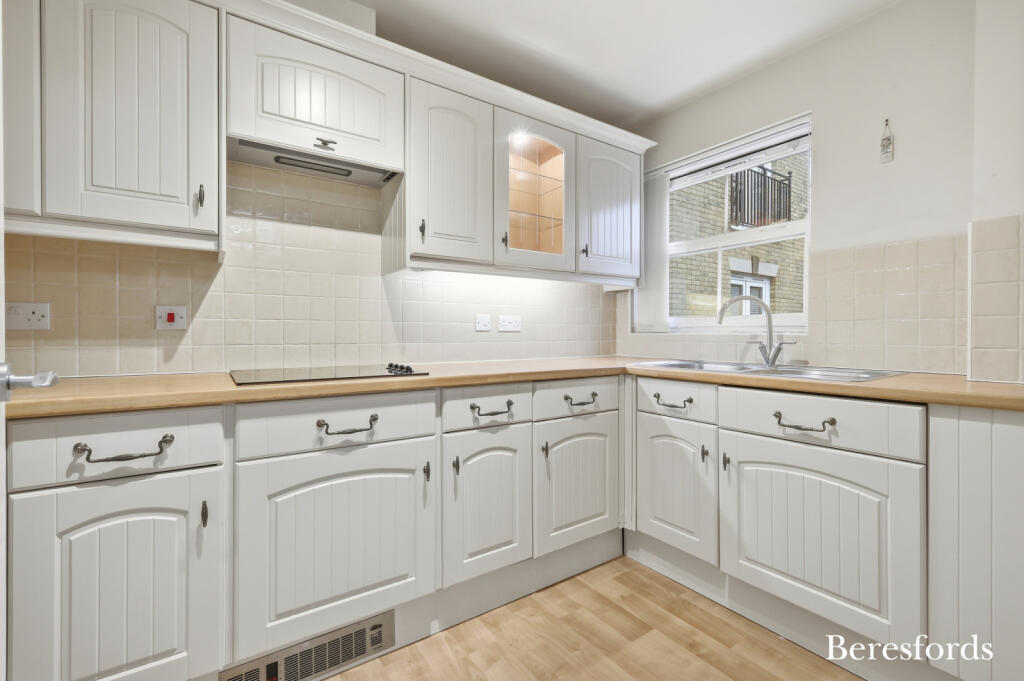 Apartment in Basildon, Billericay - View 5