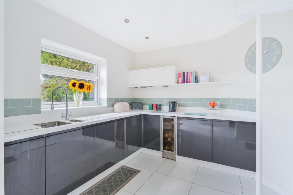 House in Sutton - More