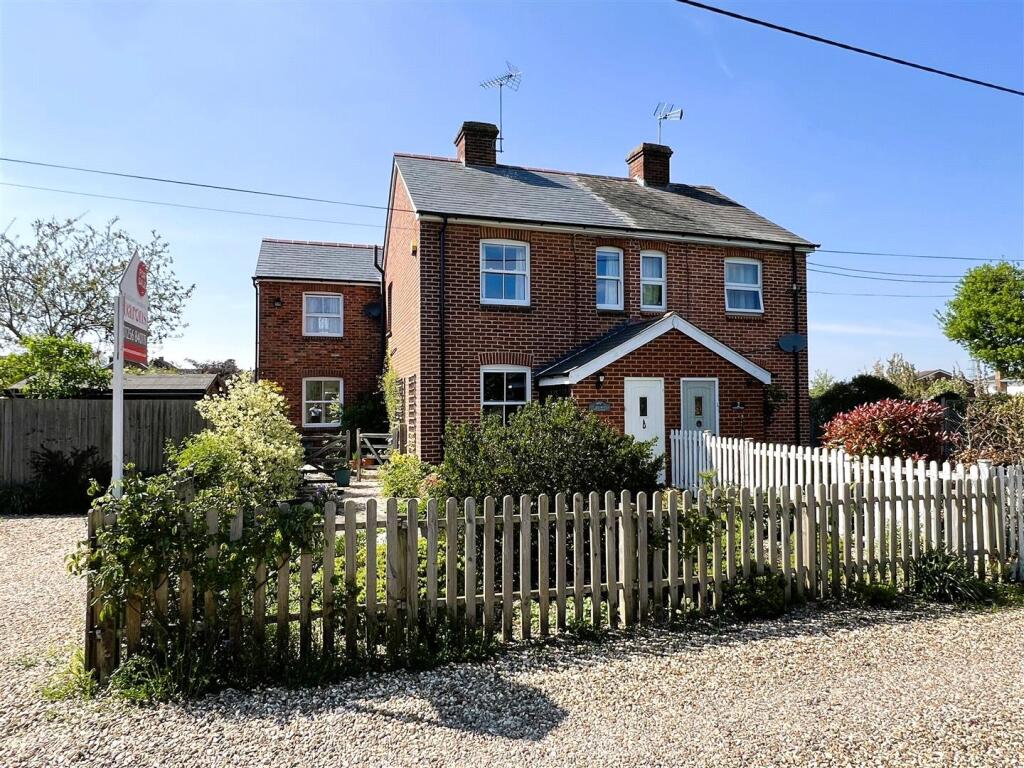 3-bed semi-detached on Sherfield Green, Sherfield-on-Loddon, Hook, Hampshire, RG27, £635,000