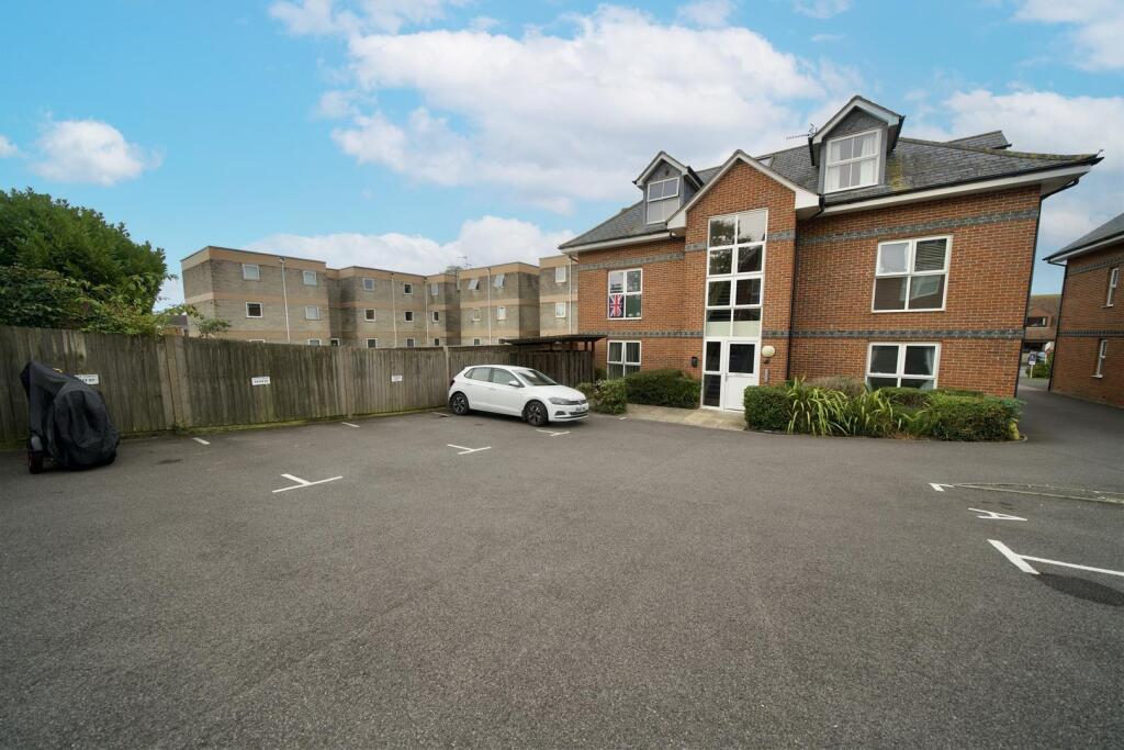 2-bed flat on Dorchester Road, Upwey, Weymouth, £180,000