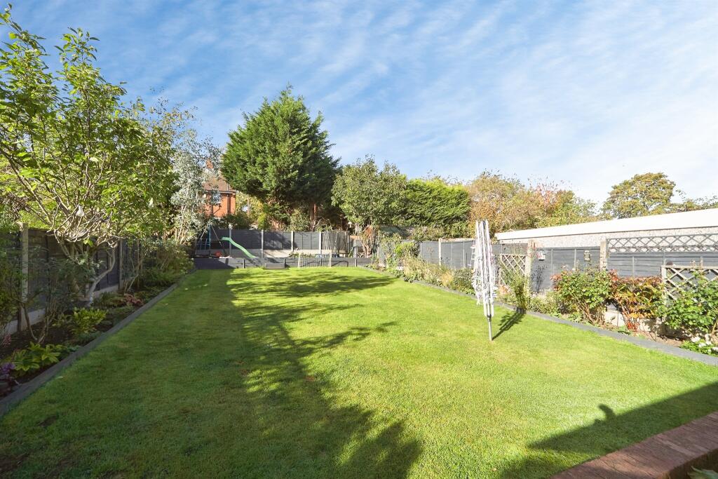 House in Leeds, West Yorkshire - View 4