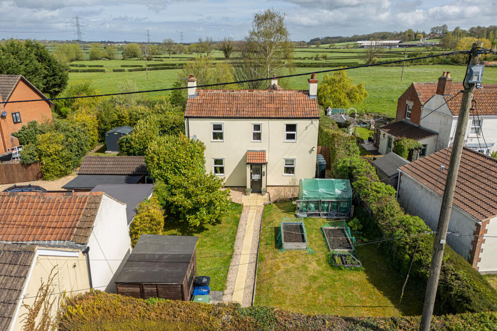 3-bed detached on Yarnbrook, Trowbridge, £400,000