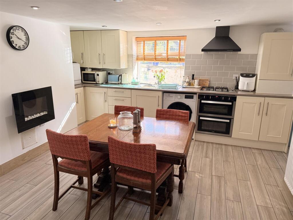 123 Shill Bank Lane, Mirfield photo 4