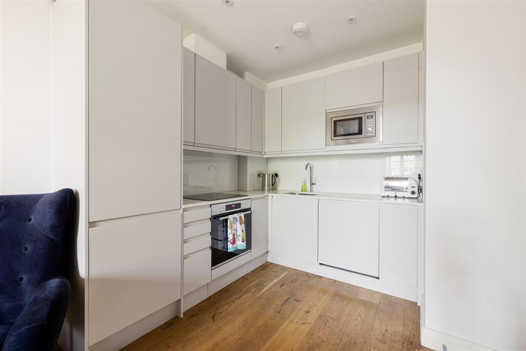Apartment in London, Leytonstone - View 3