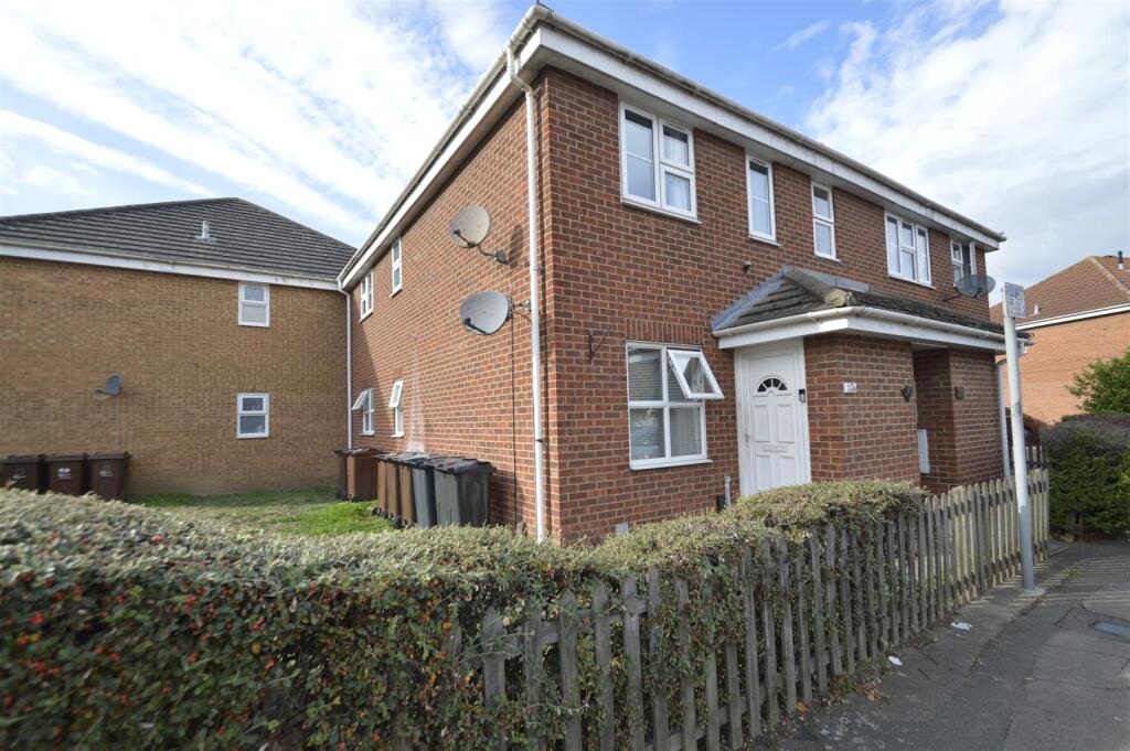 1-bed flat on Burdetts Road, Dagenham, £185,000