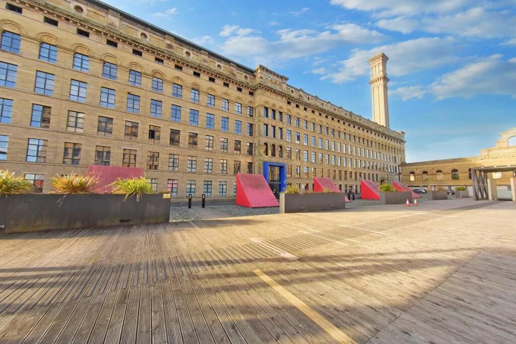 Lilycroft Road, Bradford, West Yorkshire, BD9 5BD