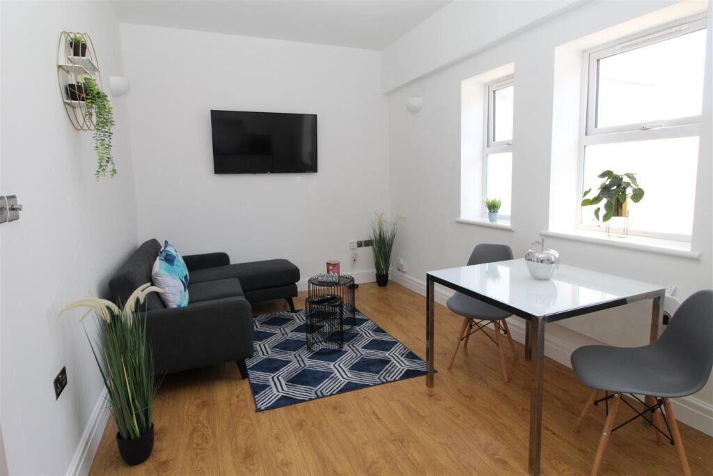 Apartment in Cardiff, Maindy, Cathays - View 4