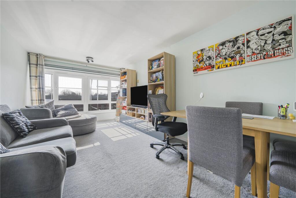 2-bed flat on Farnham Gardens, London, SW20, £300,000