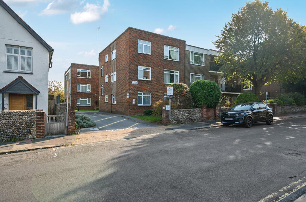 2-bed flat on Clifton Gardens, Clifton Road, Worthing, West Sussex, BN11, £225,000