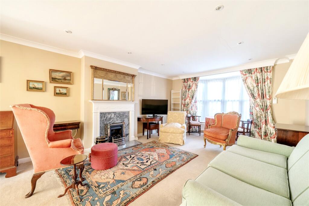 Courtenay Place, Lymington, Hampshire, SO41 photo 2