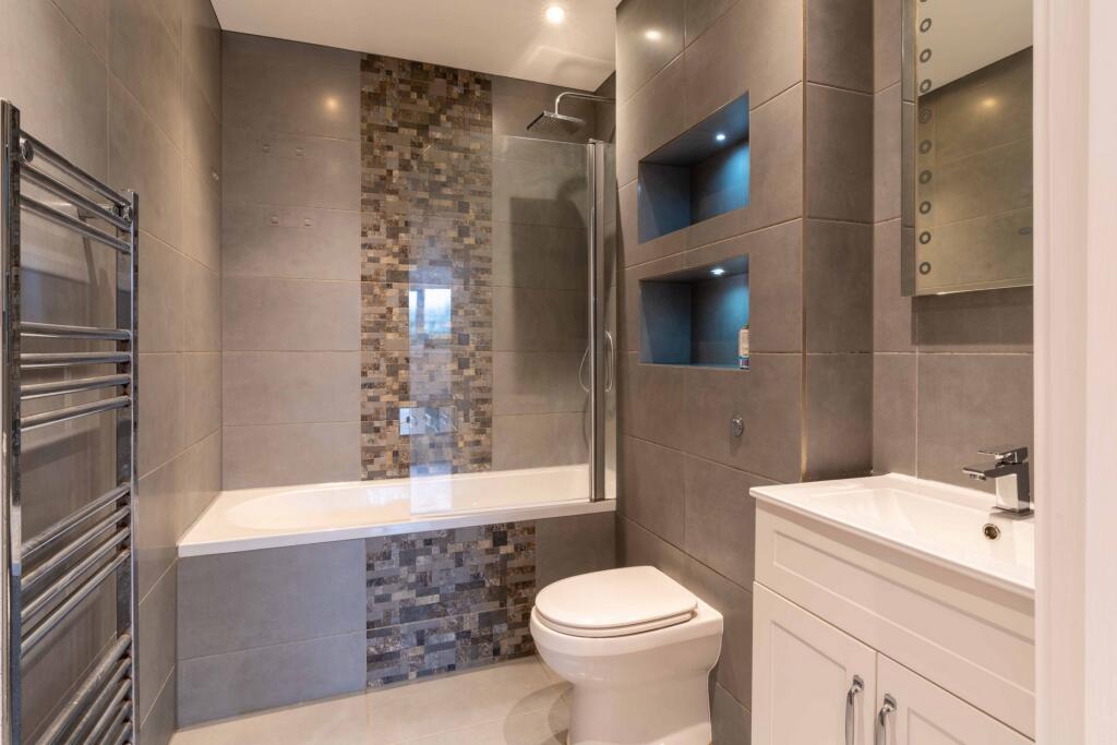Apartment in Walton-on-Thames, Surrey - More