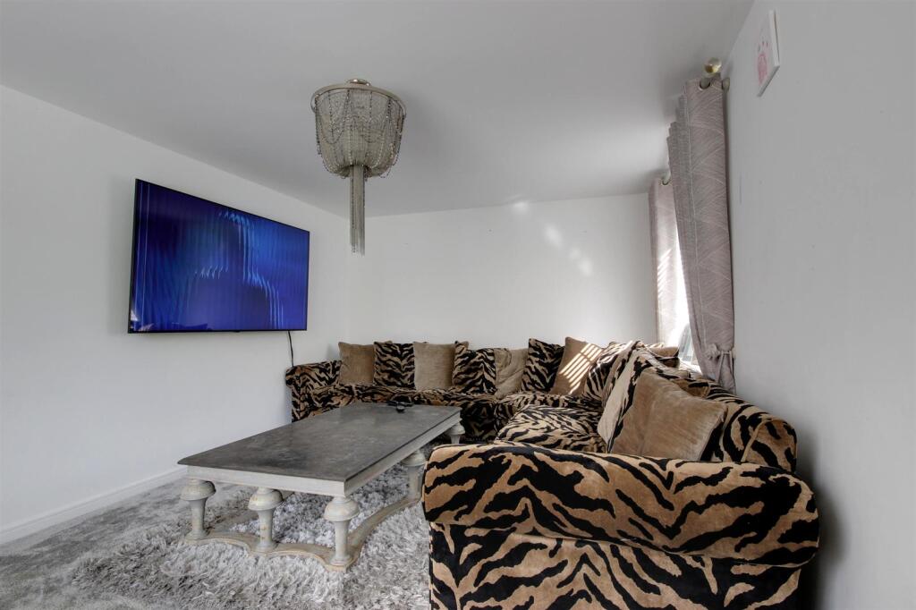 House in Hull - View 4