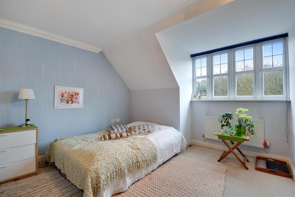 House in Croydon - View 4